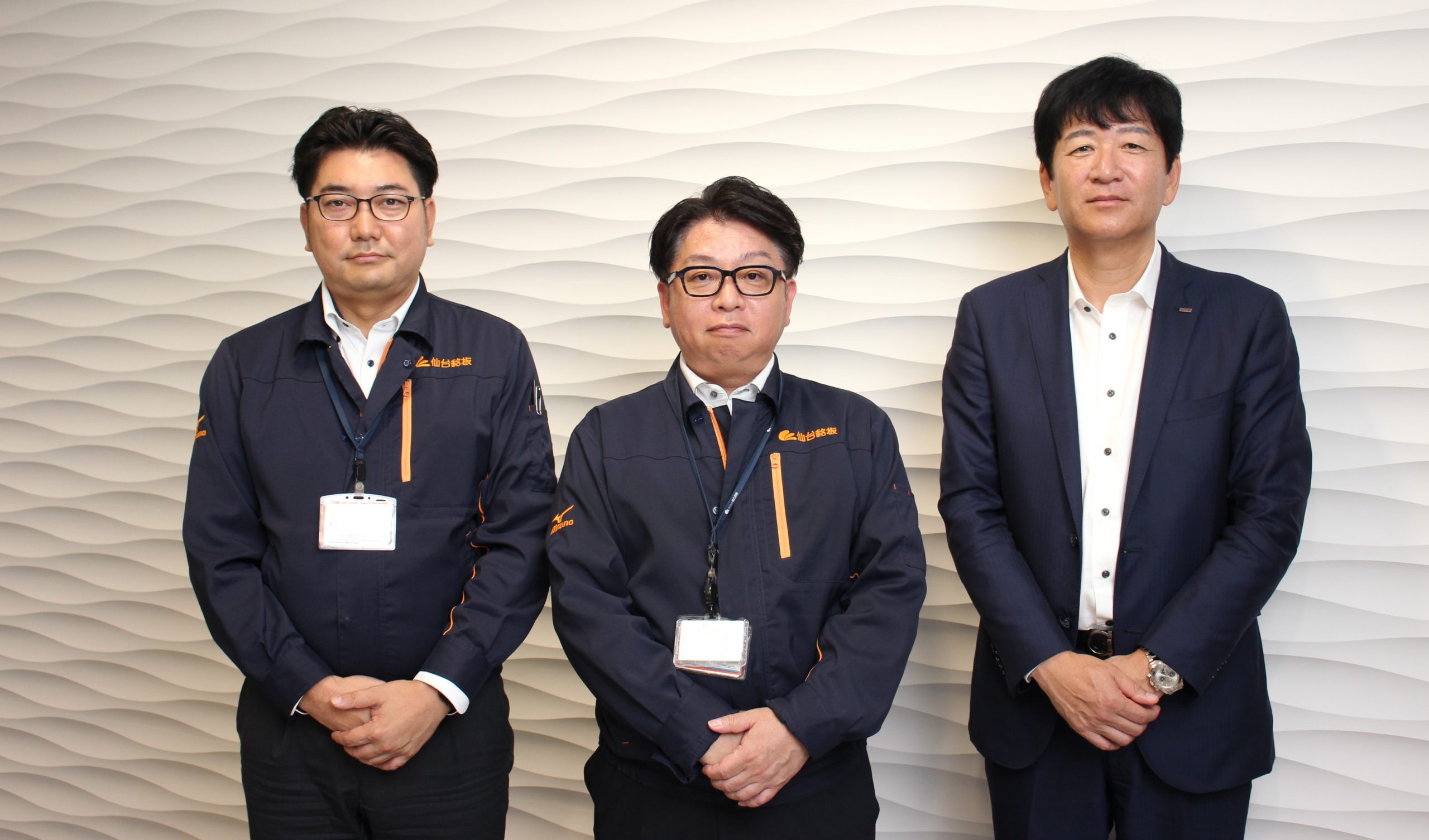 3人が横に並びこちらを見ている写真