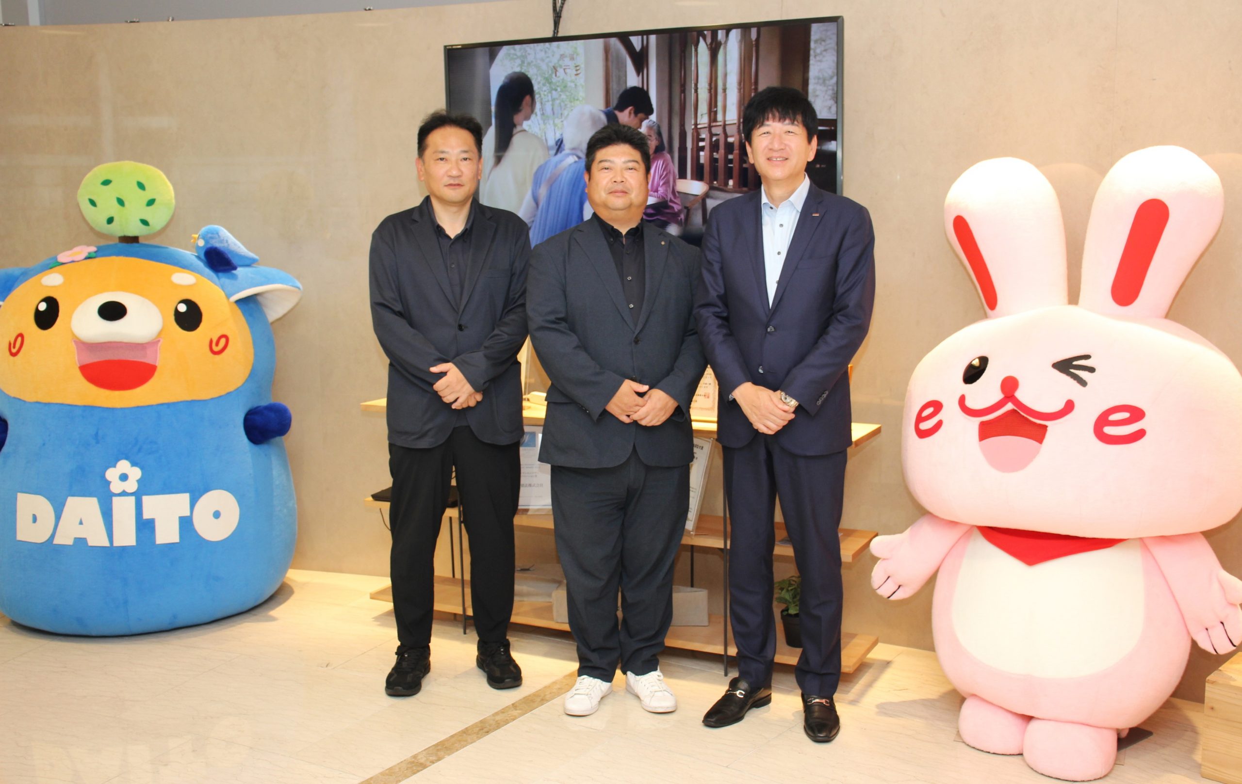 3人が横に並びこちらを見ている写真